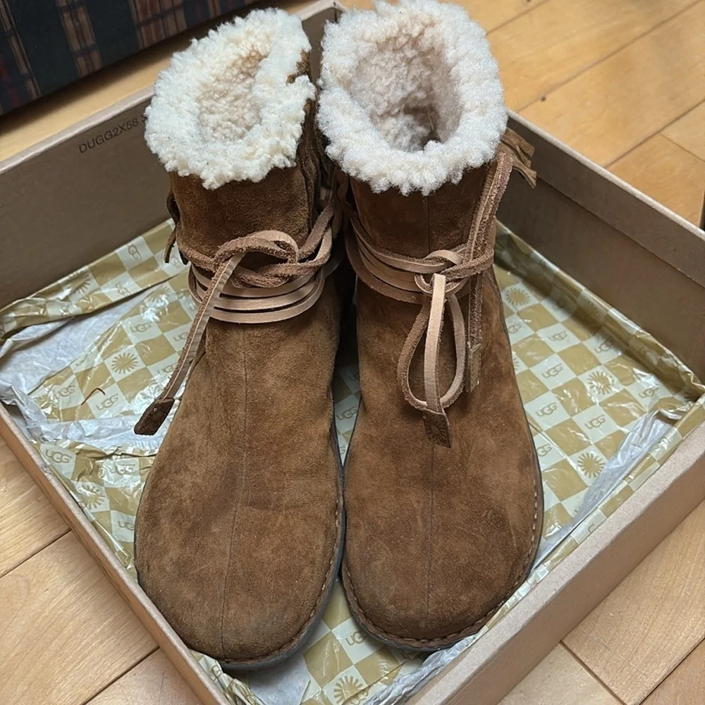 UGG AUSTRALIA “Gaviota” boots in tan